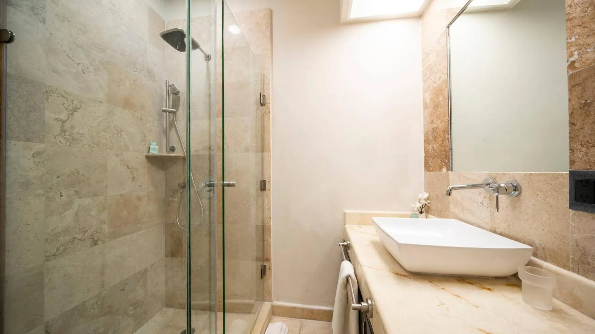 Casa de Férias Condo Surf 408 - Beachfront Stunning Ocean View Penthouse - At El Faro Condo Playa del Carmen