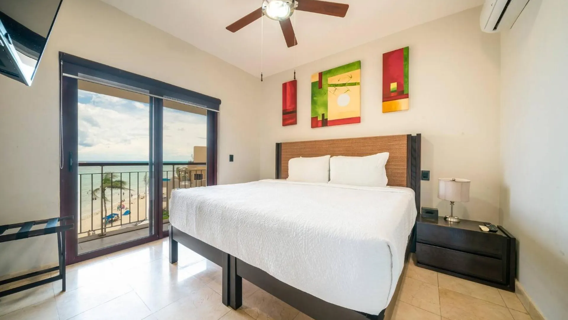 Casa de Férias Condo Surf 408 - Beachfront Stunning Ocean View Penthouse - At El Faro Condo Playa del Carmen